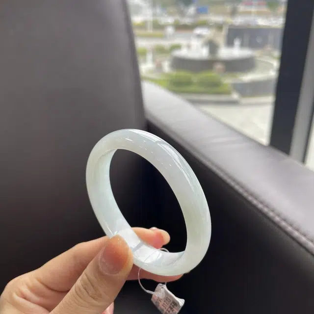 翠亨祥 淡春彩优雅大气 糯种 翡翠手镯 女款
