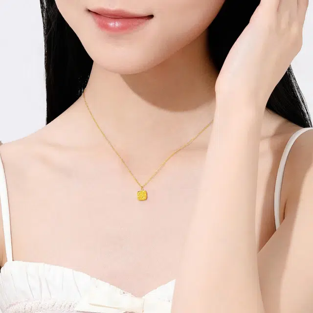 老凤祥 浪漫小方块吊坠 气质轻奢简约几何方糖锁骨链 小众设计高级感百搭首饰 足金 按克计价 黄金项链 女款