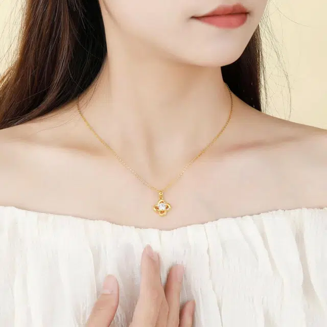 老凤祥 幸运之光四叶草 招财纳福锁骨链 轻奢高级感小众设计简约百搭 礼盒 足金 一口价 黄金吊坠 女款 生日女朋友闺蜜纪念日礼盒礼 物