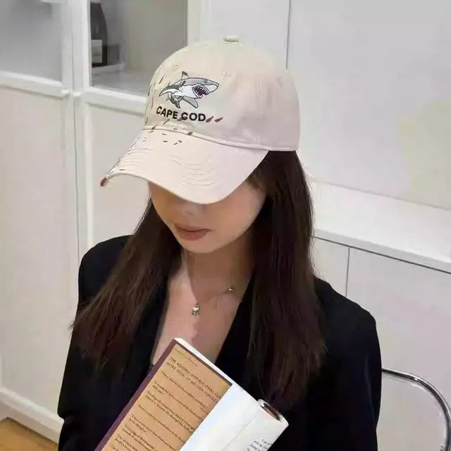 钓鱼熊 被鲨鱼咬了一口的鲨鱼格行创意搞怪时尚潮流遮阳防晒小众设计 棉 鸭舌帽 男女同款情侣款