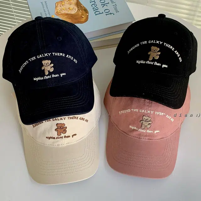 优莲茵 高品质可爱跳舞小熊刺绣四季显脸小韩版潮流宽檐 棉 鸭舌帽 男女同款情侣款