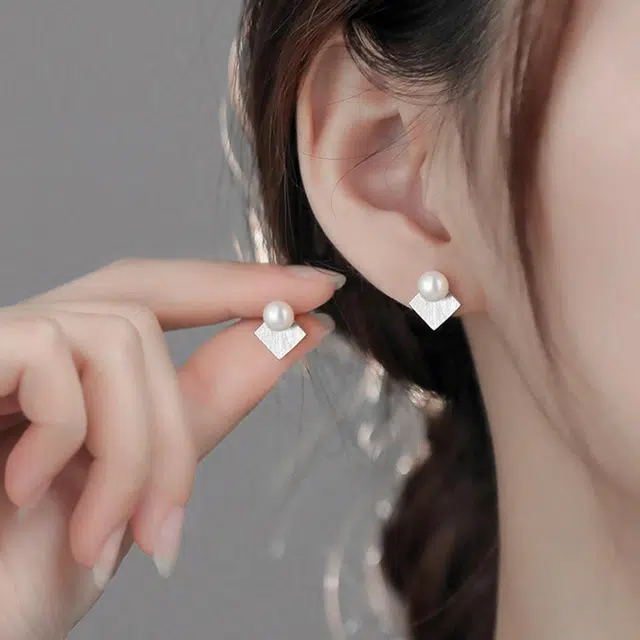 品彩 轻奢高级感 气质时尚 简约 迷你小巧 几何方块 年轻显脸小 淡水珍珠 耳钉 女款