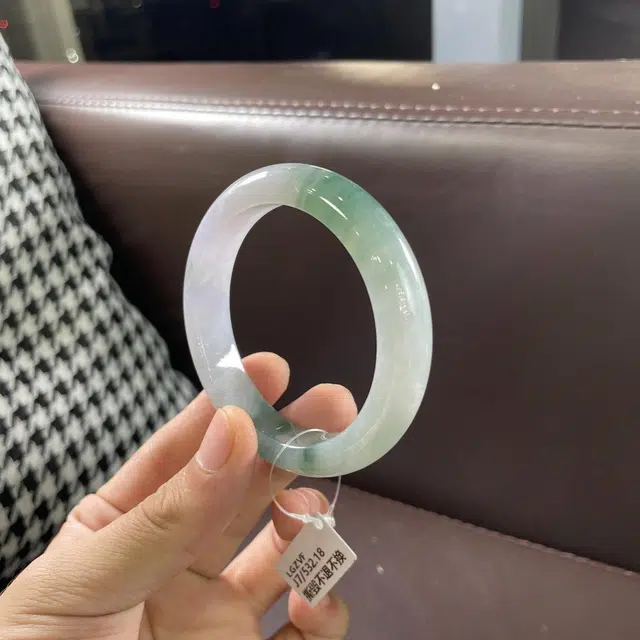 翠亨祥 细糯紫底飘花大气优雅 糯种 翡翠手镯 女款