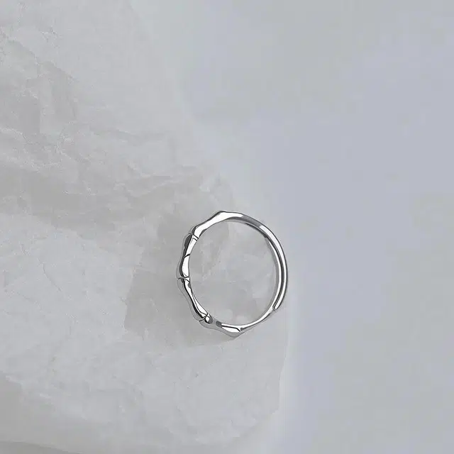 925