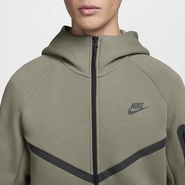 Nike TCH FLC FZ WR logo
