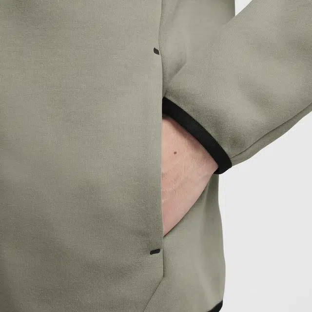 Nike TCH FLC FZ WR logo