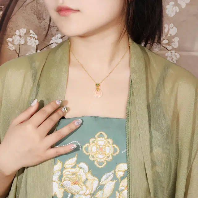 【浪漫不渝|有你竹够】 老凤祥 竹韵平安扣显白 新中式国风招财纳福 小众锁骨链 礼盒 上岸百搭通勤#好运 玉髓 项链 女款