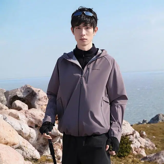 波司登 防风防水透气耐磨纯色户外机能单层软壳下摆抽绳连帽夹克外套 男款