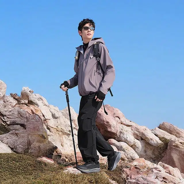 波司登 防风防水透气耐磨纯色户外机能单层软壳下摆抽绳连帽夹克外套 男款