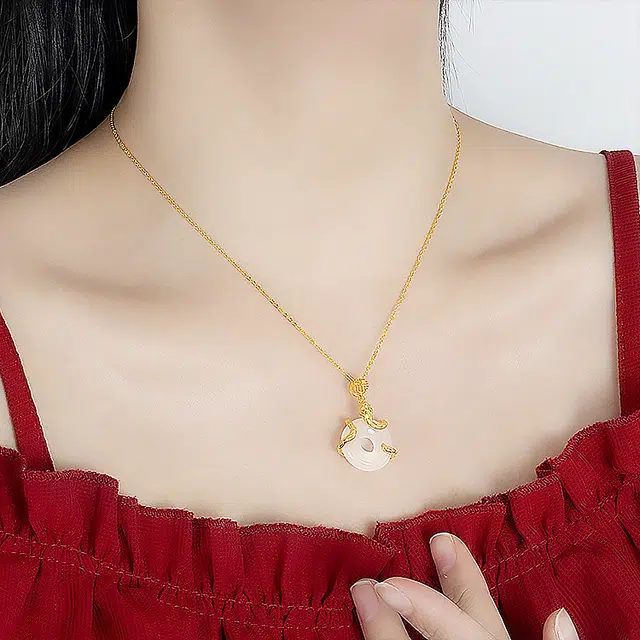 正大福 灵韵盘蛇平安扣 新中式国风显白百搭 平安顺遂 高级锁骨链 玉髓 项链 女款