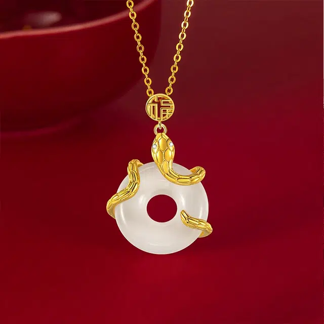 正大福 灵韵盘蛇平安扣 新中式国风显白百搭 平安顺遂 高级锁骨链 玉髓 项链 女款