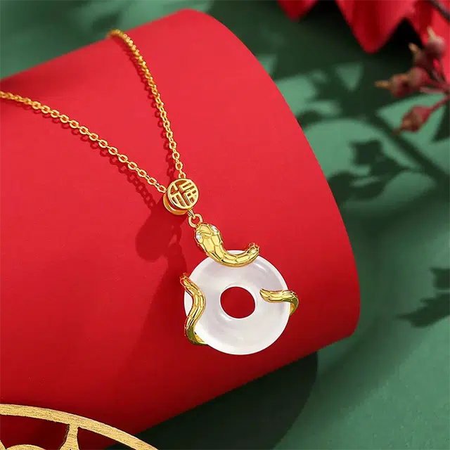 正大福 灵韵盘蛇平安扣 新中式国风显白百搭 平安顺遂 高级锁骨链 玉髓 项链 女款