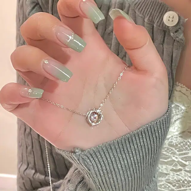 925