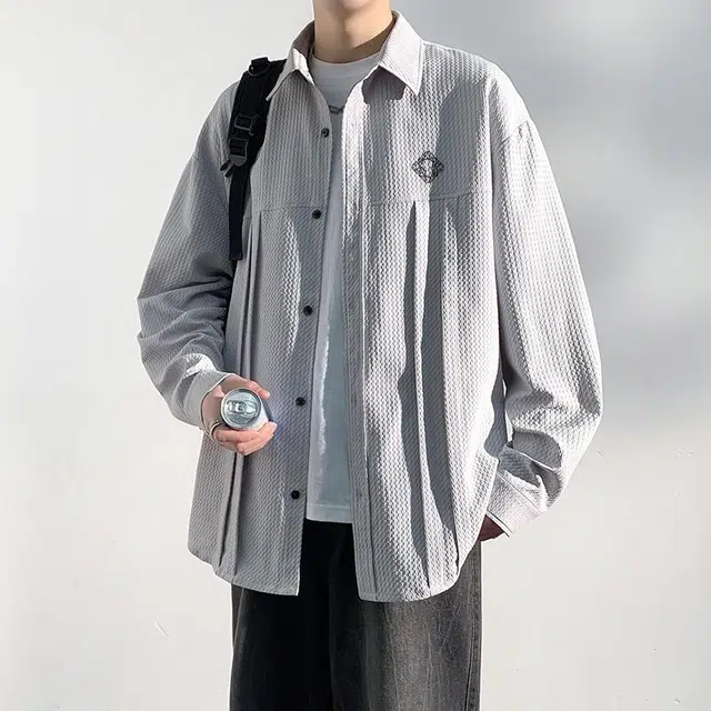 周同学 周杰伦字母印花潮牌百搭宽松休闲时尚通勤运动翻领褶皱纽扣长袖衬衫 男女同款