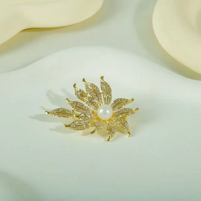 品彩 金色花朵锆石镶嵌 气质优雅 大气 大衣配饰 高级感 淡水珍珠 胸针 女款