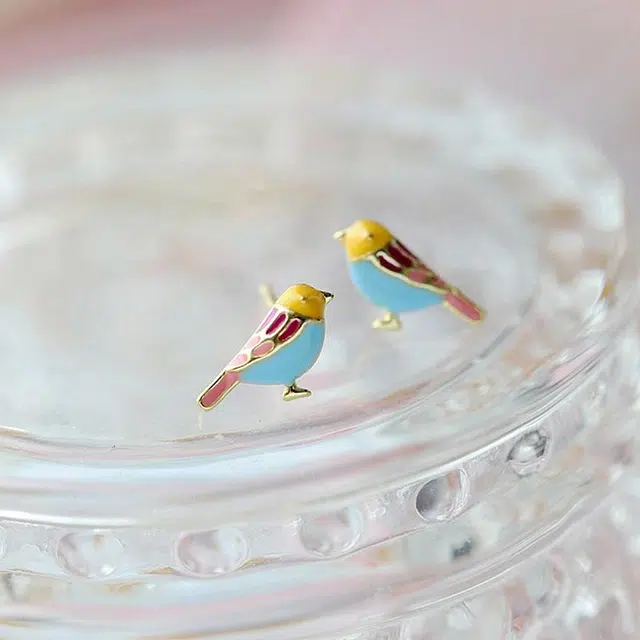 925