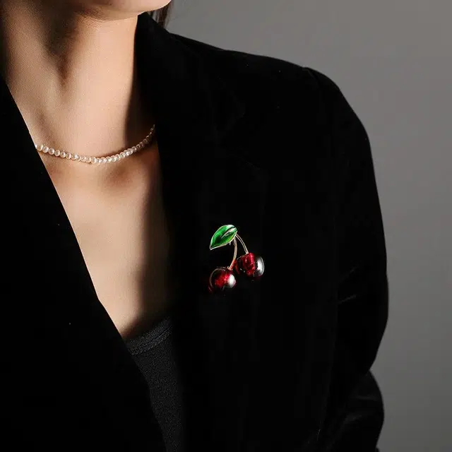 山一丸 简约设计樱桃高保色西服别针卡通学生 铜 胸针 女款