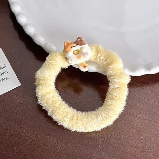 前方大荒野 奶黄猫咪植绒萌趣可爱猫猫俏皮活泼森系小清新卡通风格甜美温柔简约日常小众百搭 树脂 发圈 女款