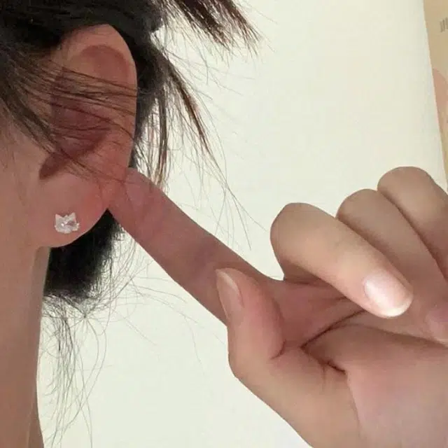 金瑞邦 爆闪猫咪  甜美可爱 精致小巧 高级简约 轻奢设计感 小众百搭显白 #好运 琉璃 耳钉 女款