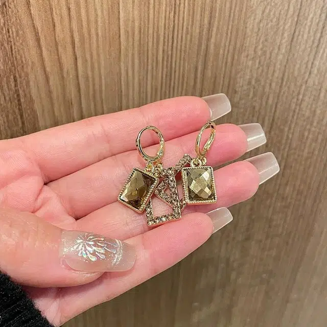 彤彤兔 镶钻咖色方形 合金 耳环 女款