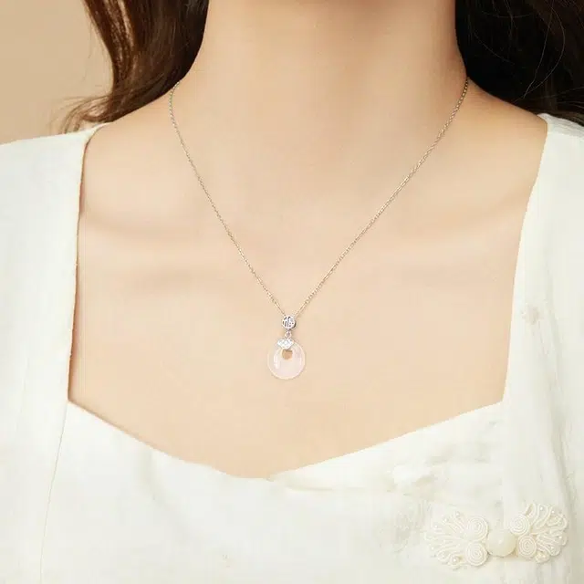 中国黄金 央创时尚 如意平安扣锁骨链 国潮新中式 节日 福气满满 礼盒女生小众设计 精致 玉髓 项链 女款