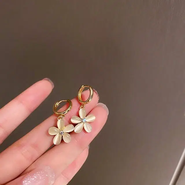 彤彤兔 镶钻花朵简约 合金 耳钉 女款
