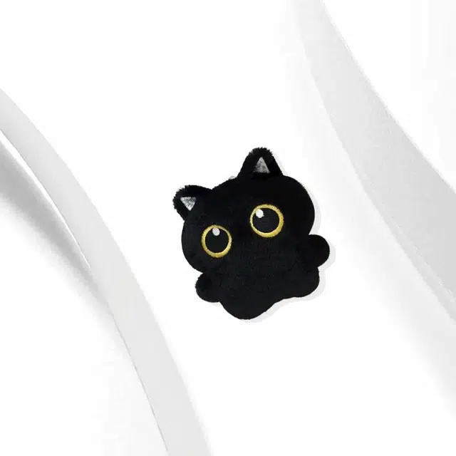 牧言 煤球小猫 萌趣可爱呆萌卡通简约小众设计高级感 立体毛茸茸大眼黑猫糊糊公仔书包钥匙扣 毛绒 挂件 男女同款情侣款