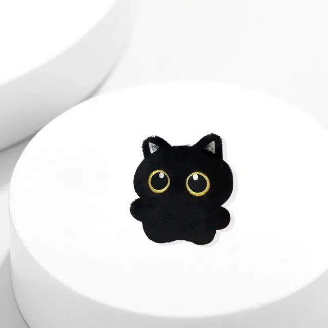 牧言 煤球小猫 萌趣可爱呆萌卡通简约小众设计高级感 立体毛茸茸大眼黑猫糊糊公仔书包钥匙扣 毛绒 挂件 男女同款情侣款