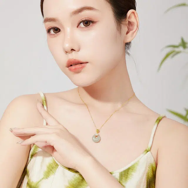 【和田美玉】 明牌珠宝 平安福扣 新中式吉祥如意平安国潮祥云平安纳福如意 百搭日常基础款小众设计福禄吉祥锁骨链 项链 青白玉 女款