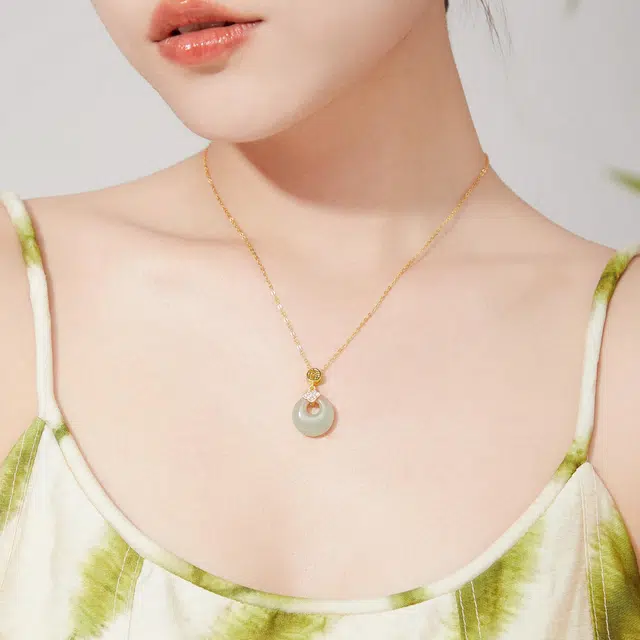 【和田美玉】 明牌珠宝 平安福扣 新中式吉祥如意平安国潮祥云平安纳福如意 百搭日常基础款小众设计福禄吉祥锁骨链 项链 青白玉 女款