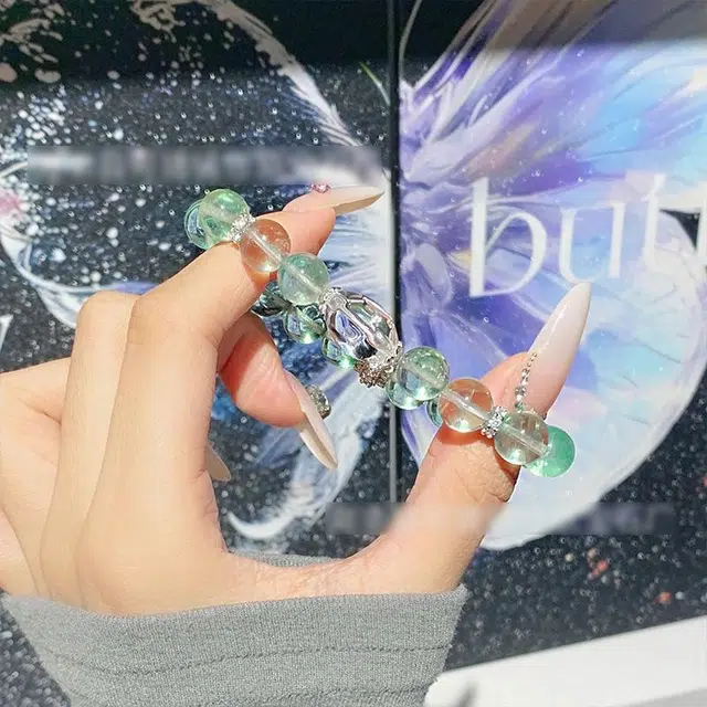 施洛尼 绿宝晨星 新中式轻奢梦幻清冷感小众简约 发财转运连暴富时来运转高能量吸金 四季平安纳福 守护健康#好运天然 绿发晶 手串 女款