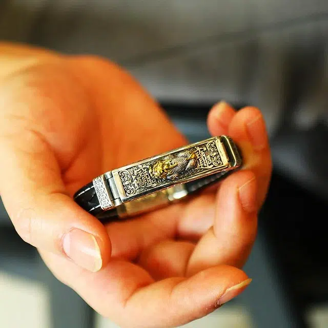 925