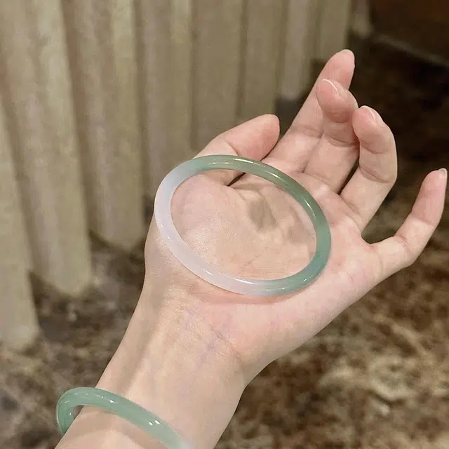 六桂福珠宝 新中式半白半绿青山黛国潮古风气质百搭  玉见美好贵妃美人镯 朋友 送礼 玉髓 手镯 女款