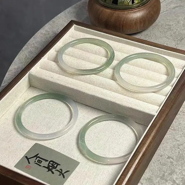 六桂福珠宝 新中式半白半绿青山黛国潮古风气质百搭  玉见美好贵妃美人镯 朋友 送礼 玉髓 手镯 女款