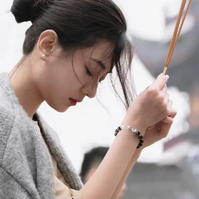 易明居 国潮新中式 蓝眼泪 轻奢高级感小众设计 八方来财 五行喜水正能量磁场 时来运转 水逆退散#好运 黑曜石 手串 男女同款情侣款