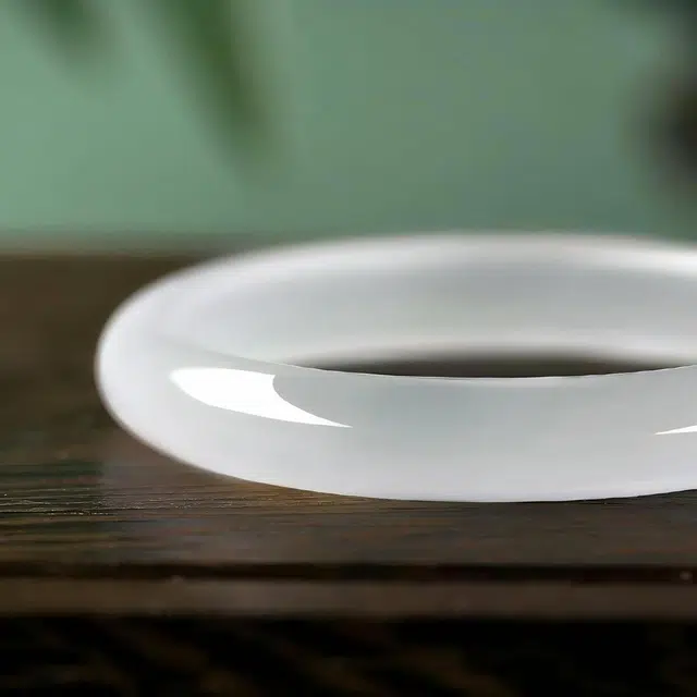 匠锁心玉 冰透水润白月光贵妃玉镯 高品质 新中式 国潮 旗袍汉服古典 古色古香轻奢 清冷优雅高级感 气质温婉 素圈手饰显白 玉髓 手镯 女款