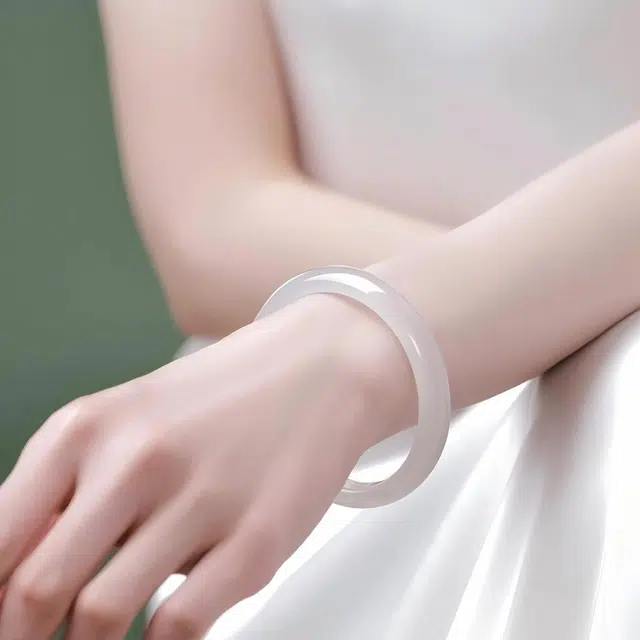 匠锁心玉 冰透水润白月光贵妃玉镯 高品质 新中式 国潮 旗袍汉服古典 古色古香轻奢 清冷优雅高级感 气质温婉 素圈手饰显白 玉髓 手镯 女款