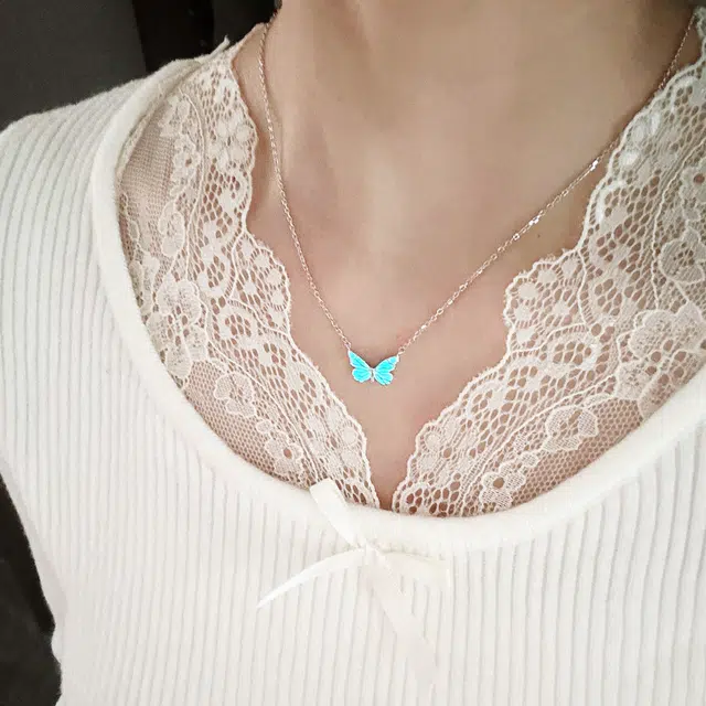 郁馨 蝶光梦幻舞动灵蝶甜美百搭简约精致夜光温柔精灵锁骨链新中式本命年转运#好运 合金 项链 男女同款情侣款