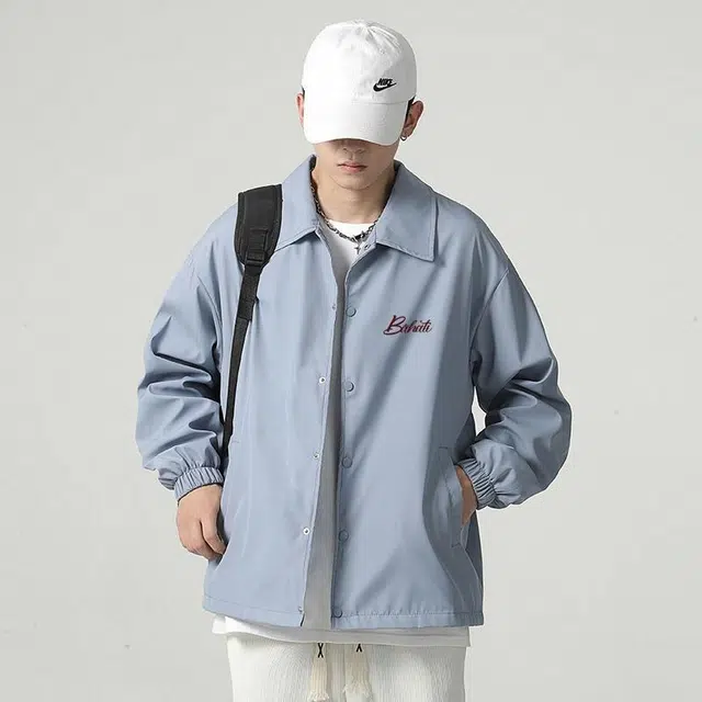 雅鹿 美式复古高街低饱和度纯色简约手写体印花休闲舒适百搭通勤防风防水宽松夹克外套 男女同款 浅蓝