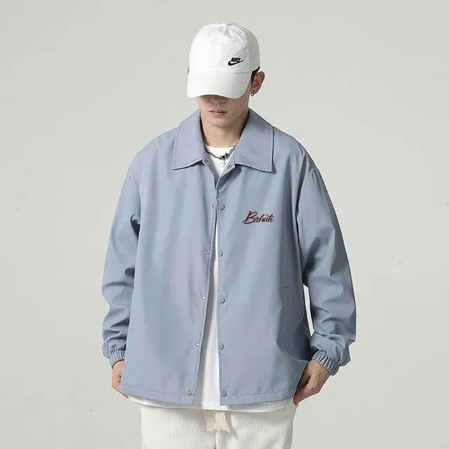 雅鹿 美式复古高街低饱和度纯色简约手写体印花休闲舒适百搭通勤防风防水宽松夹克外套 男女同款 浅蓝
