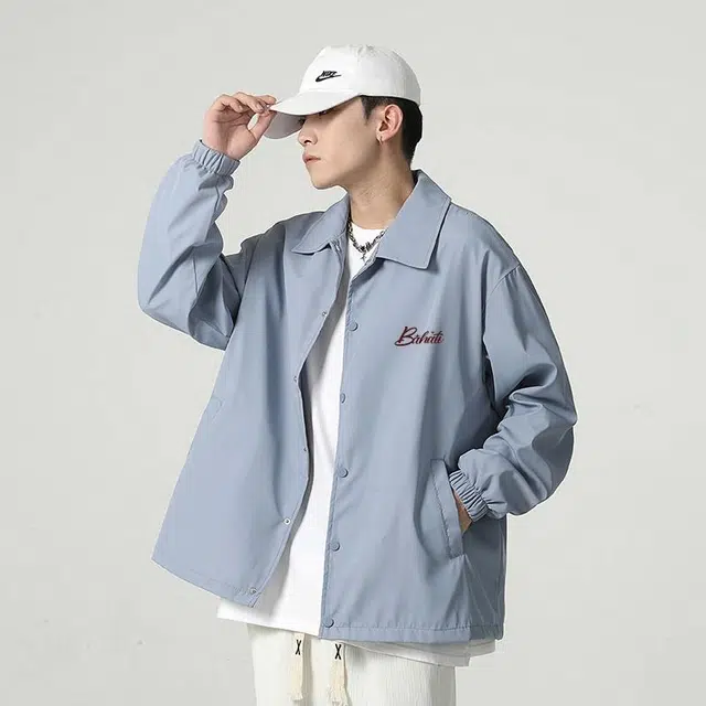雅鹿 美式复古高街低饱和度纯色简约手写体印花休闲舒适百搭通勤防风防水宽松夹克外套 男女同款 浅蓝