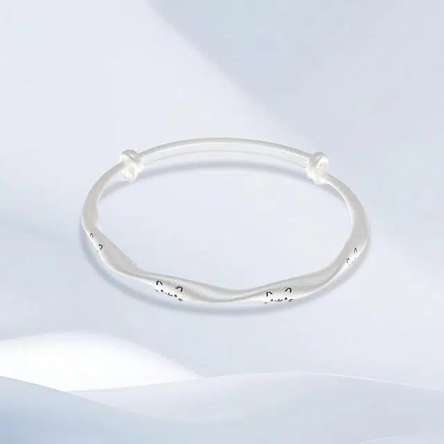 希遇 绒月极影 国潮轻奢 小众设计高级时尚气质感 温柔 清纯 日常百搭 #好运 合金 手镯 女款