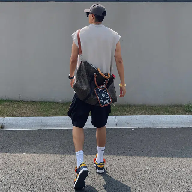 URBAN AUTHENTIC T