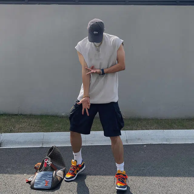 URBAN AUTHENTIC T