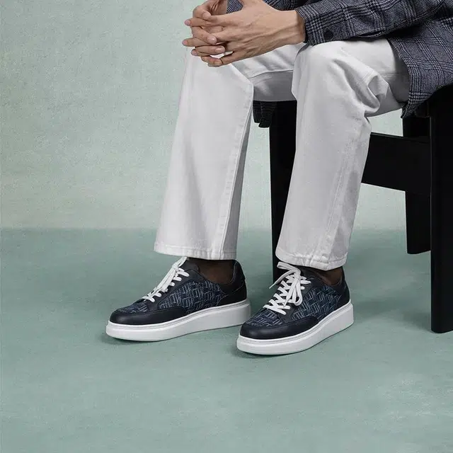 THOM WILLS trainer