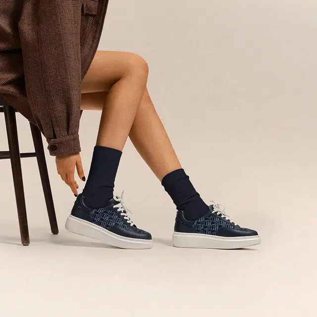 THOM WILLS trainer