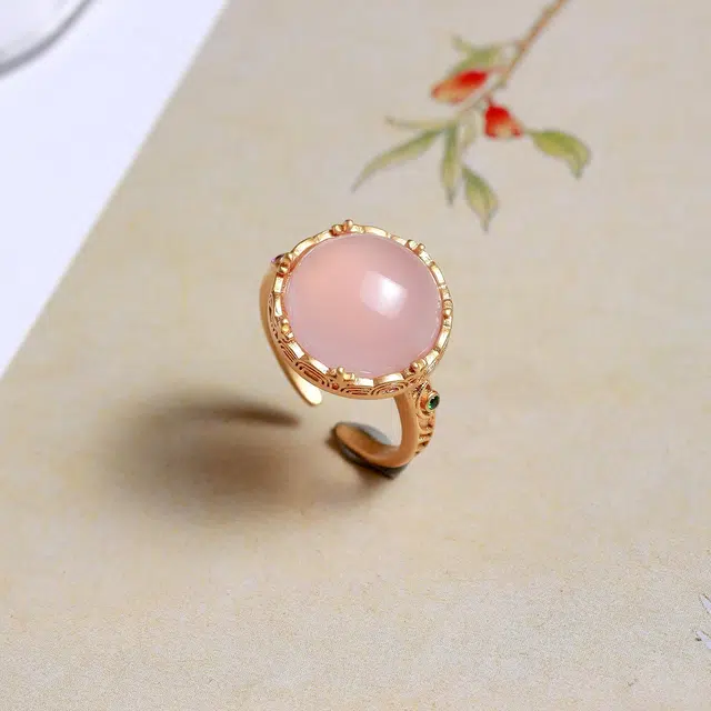 匠锁心玉 樱花粉蛋面玉戒 小众轻奢高级感 原创设计 时尚百搭通勤 新中式 国潮国风 简约大气 玉髓 戒指 男女同款情侣款