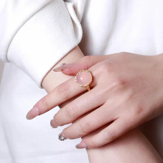匠锁心玉 樱花粉蛋面玉戒 小众轻奢高级感 原创设计 时尚百搭通勤 新中式 国潮国风 简约大气 玉髓 戒指 男女同款情侣款