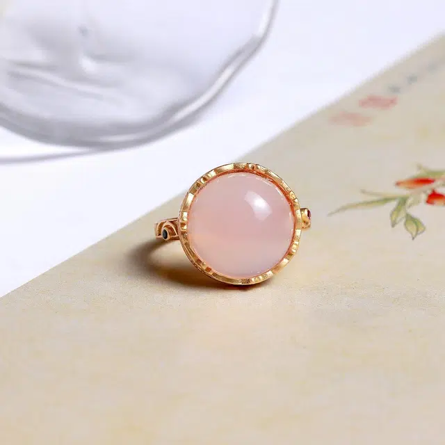 匠锁心玉 樱花粉蛋面玉戒 小众轻奢高级感 原创设计 时尚百搭通勤 新中式 国潮国风 简约大气 玉髓 戒指 男女同款情侣款