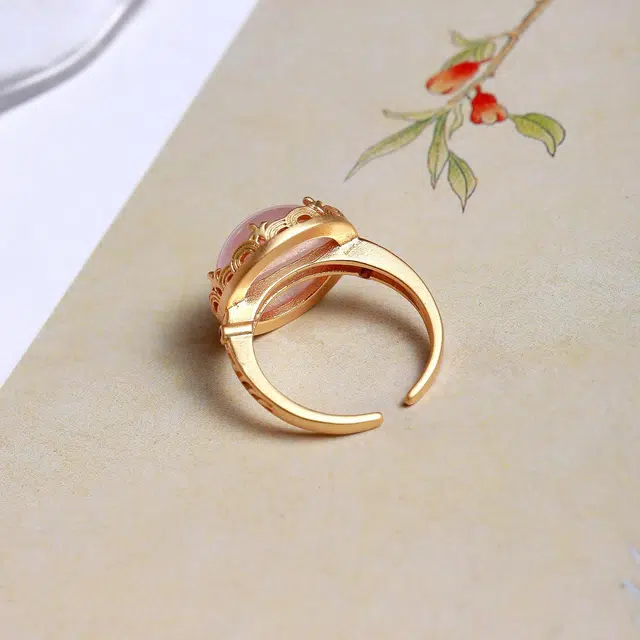 匠锁心玉 樱花粉蛋面玉戒 小众轻奢高级感 原创设计 时尚百搭通勤 新中式 国潮国风 简约大气 玉髓 戒指 男女同款情侣款